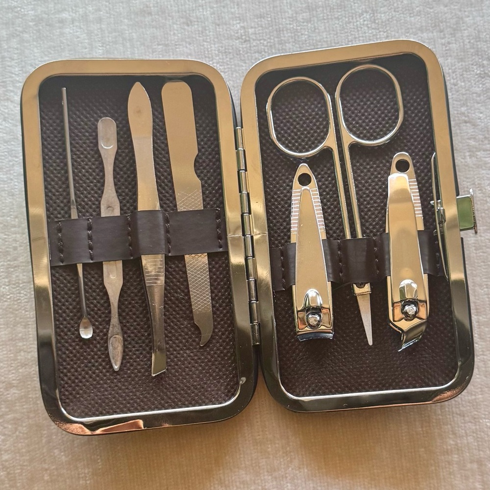 8 Piece Manicure Gift Set in Random Butterfly Motif
